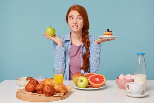 Žena, ktorá sa nevie rozhodnúť medzi zdravým a nezdravým jedlom