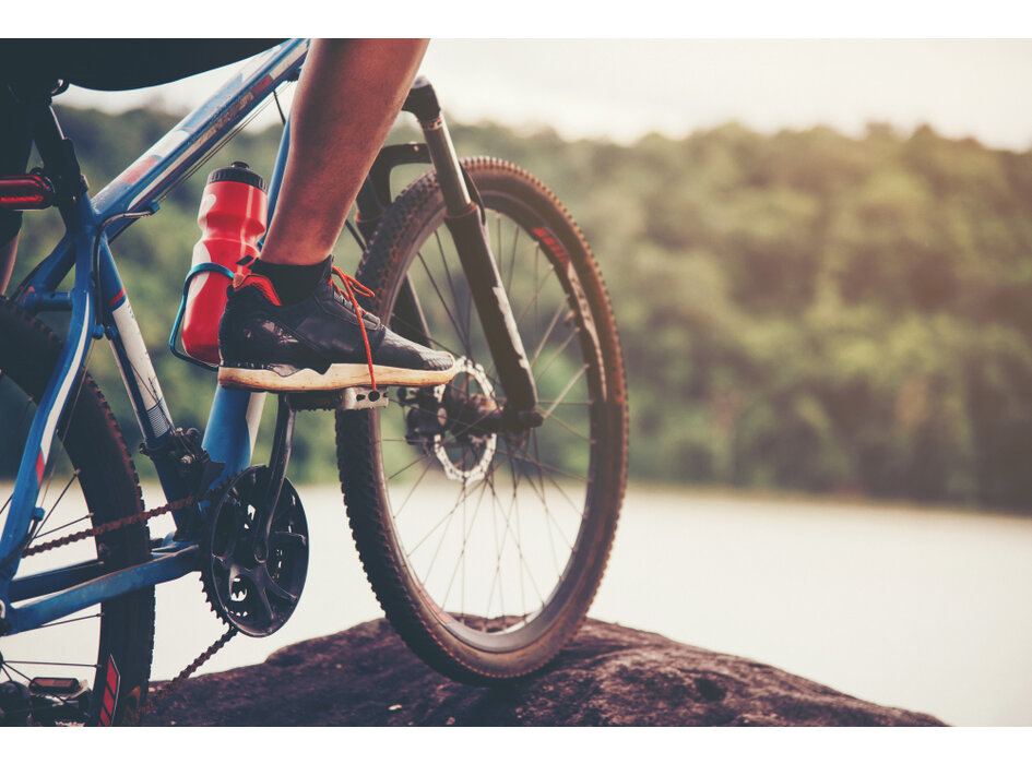 Koleso bicyklu, na ktorom je cyklista