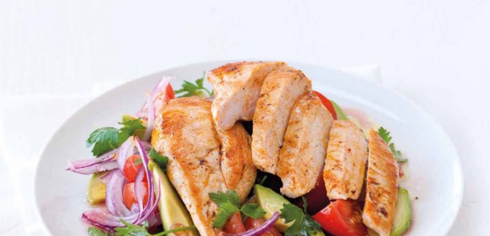 Kuřecí prsa s avokádovým salátem - zdravá výživa