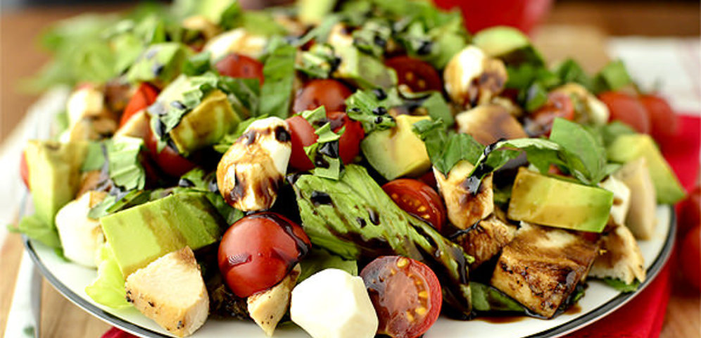 Kuřecí salát s avokádovým dresinkem - zdravá výživa