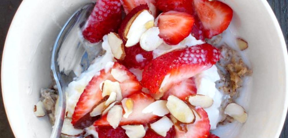Ovesné vločky s jahodami a proteinem - zdravý jídelníček