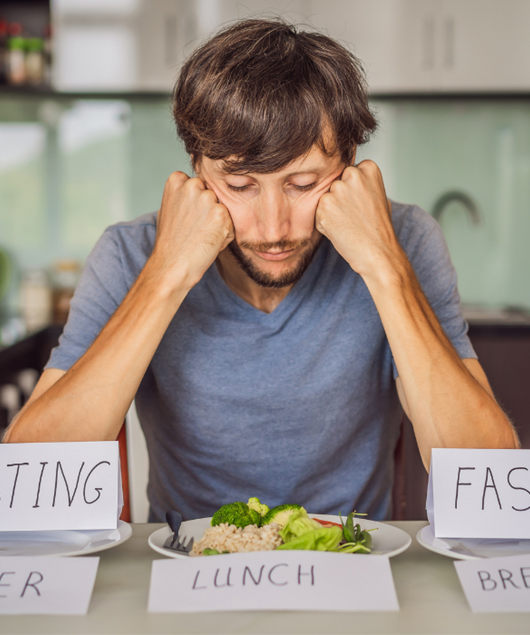 Přerušovaný půst je stále oblíbenější metodou hubnutí. Jak funguje?