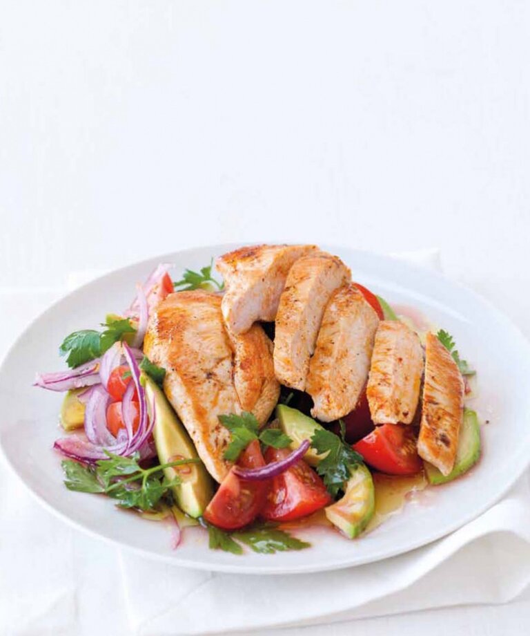 Kuřecí prsa s avokádovým salátem - zdravá výživa