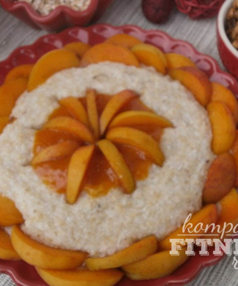 Kokosová ovesná kaše s meruňkovým pyré - zdravý jídelníček