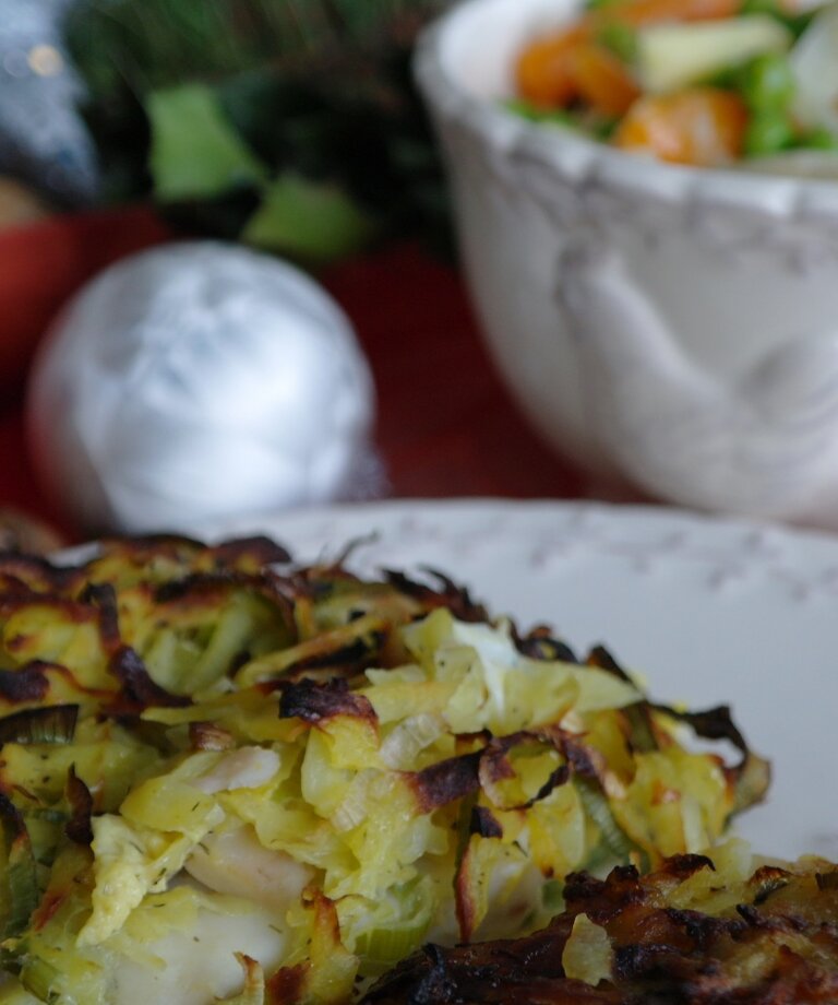 Ryba s bramborovou krustou a vánoční  salát s jablky - zdravá strava