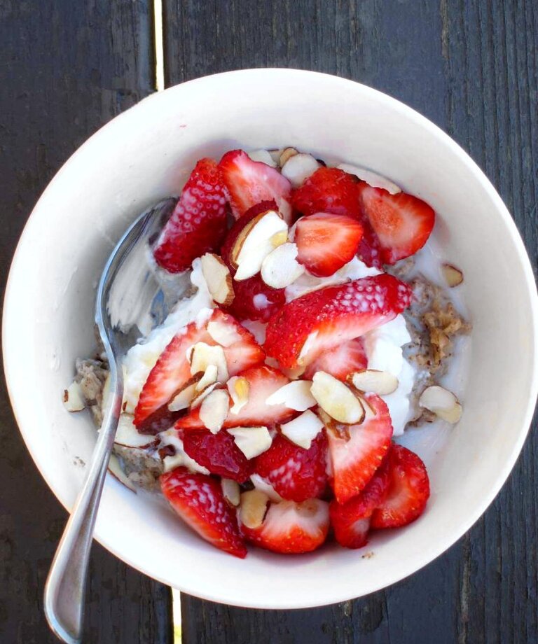 Ovesné vločky s jahodami a proteinem - zdravý jídelníček